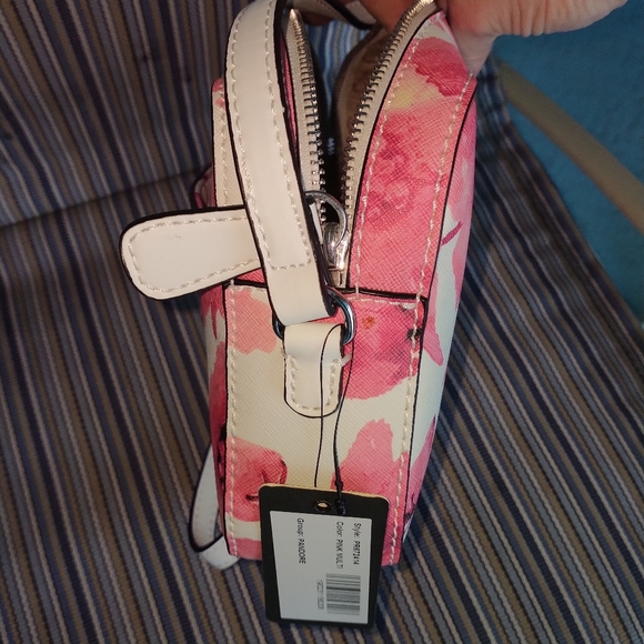 Guess - Picture 8 of 11